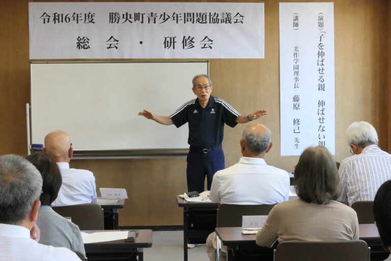 学校、教育の在り方について話す藤原理事長=岡山県勝央町で