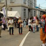 大道芸に見入る人々