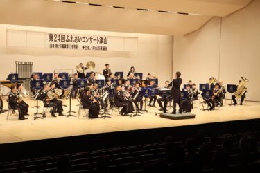 聴衆を魅了した陸上自衛隊第13音楽隊の演奏=岡山県津山市で