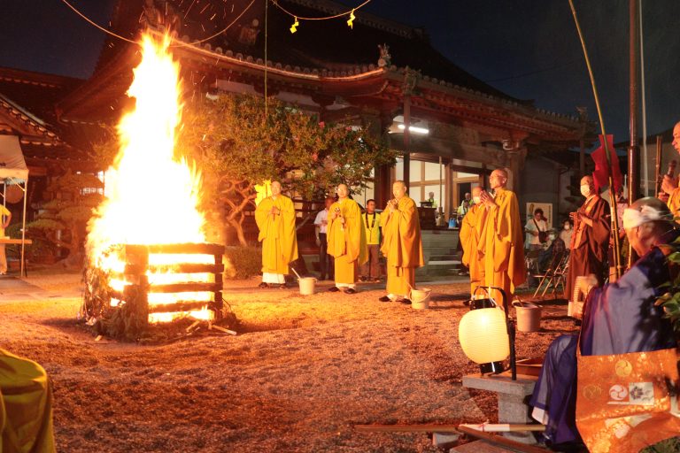 境内で行われた〝炎の祭典〟の異名を取る「柴灯大護摩供」