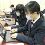 デザインツールの使い心地を試す生徒たち