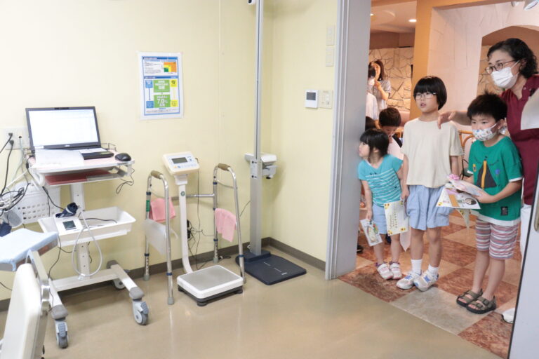 院内を見学する小学生と園児ら＝岡山県鏡野町で