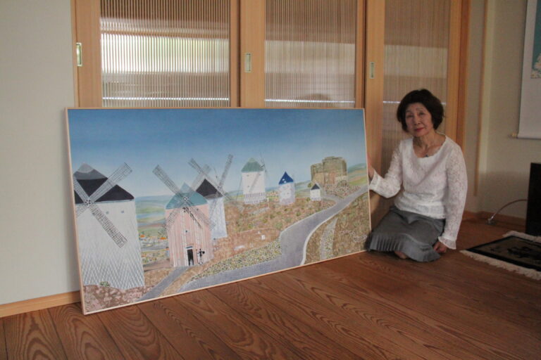 光風会展工芸部門入選した作品「思い出」と赤松さん＝岡山県津山市で