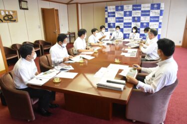 谷口圭三市長らと小中学校教員との学力向上をテーマにした懇談会／岡山・津山市