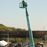 高所作業車に乗る子ども