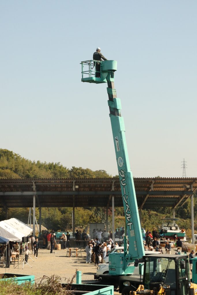 高所作業車に乗る子ども