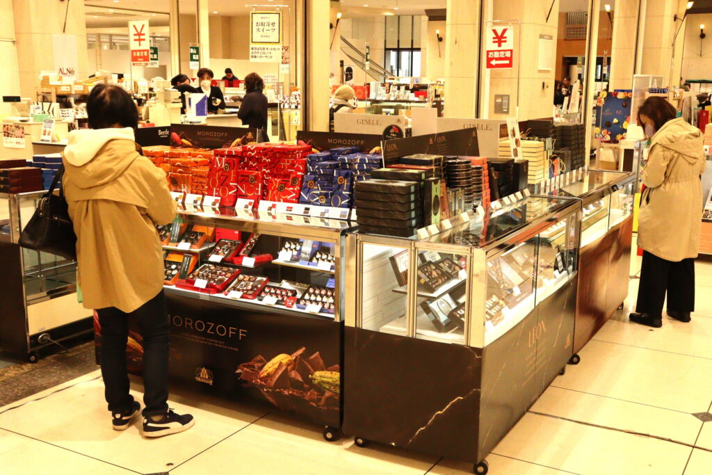期間限定品のチョコレートを買い求める女性客