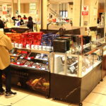 期間限定品のチョコレートを買い求める女性客