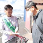 会員たちの呼びかけに耳を傾ける買い物客