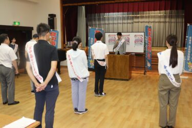 あいさつする坪井所長=岡山県津山市で