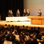 決意を述べる二十歳代表=岡山県津山市で