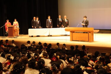 決意を述べる二十歳代表=岡山県津山市で