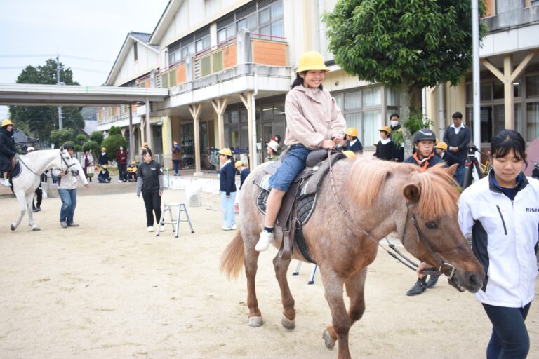 乗馬を体験する児童