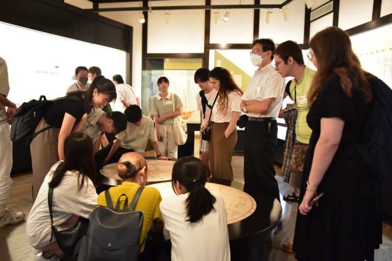 小島館長の説明に耳を傾ける学生たち＝津山洋学資料館で