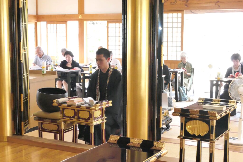 読経する森順正住職