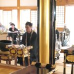 読経する森順正住職