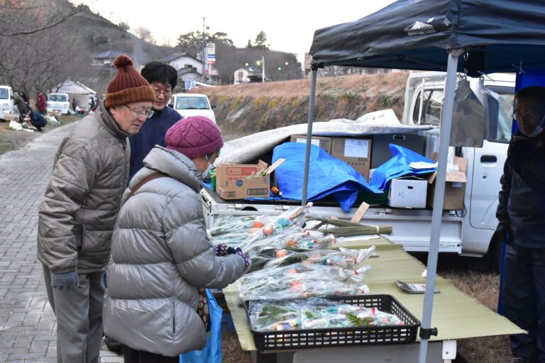 正月用のお飾りを買い求める人たち=岡山県津山市で