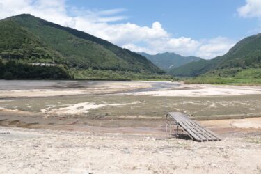 干上がった奥津湖＝岡山県鏡野町湖畔広場・奥津湖パドリングフィールドで2026年8月26日撮影