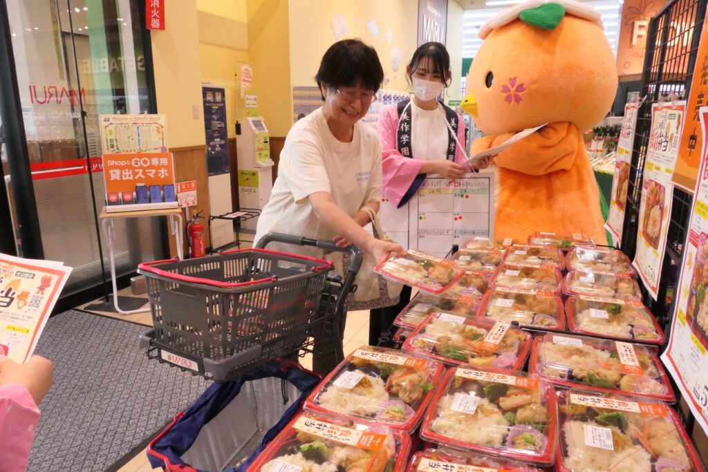 さっそく商品を手に取る来店客