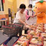 さっそく商品を手に取る来店客
