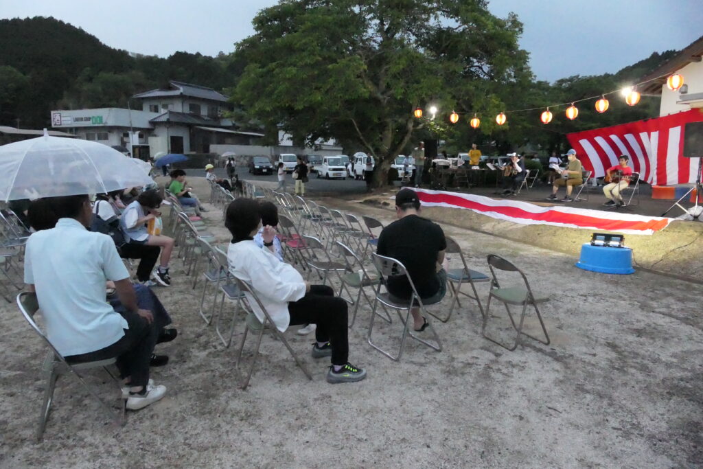 大井東ふれあい学習館で開かれたバンド演奏