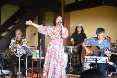 棚田に響き渡ったブラジル音楽=岡山県美咲町で