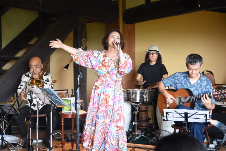 棚田に響き渡ったブラジル音楽=岡山県美咲町で