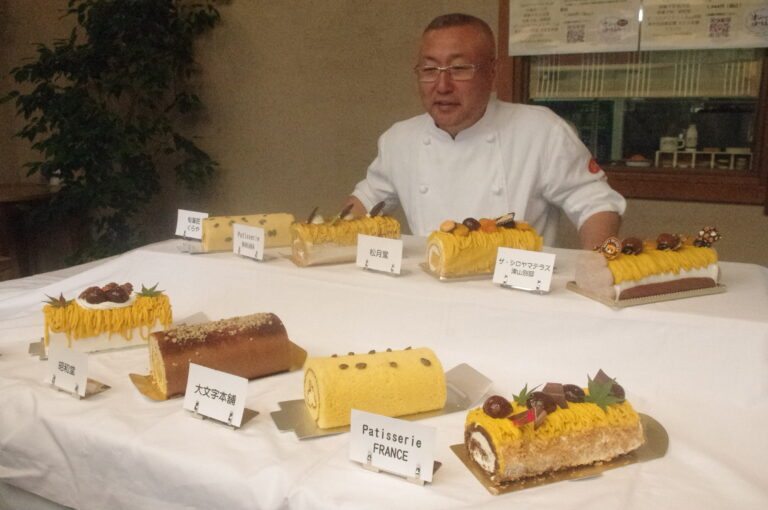 津山産カボチャを盛り込んだ「津山ロール」秋バージョン=岡山県津山市で