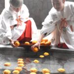 ゆずを浮かべる巫女＝岡山県美作市、湯郷鷺温泉館で