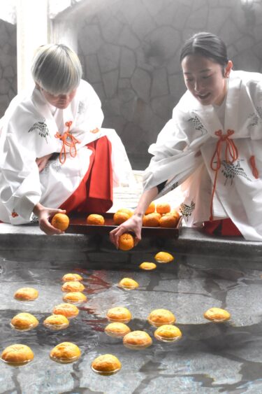ゆずを浮かべる巫女＝岡山県美作市、湯郷鷺温泉館で