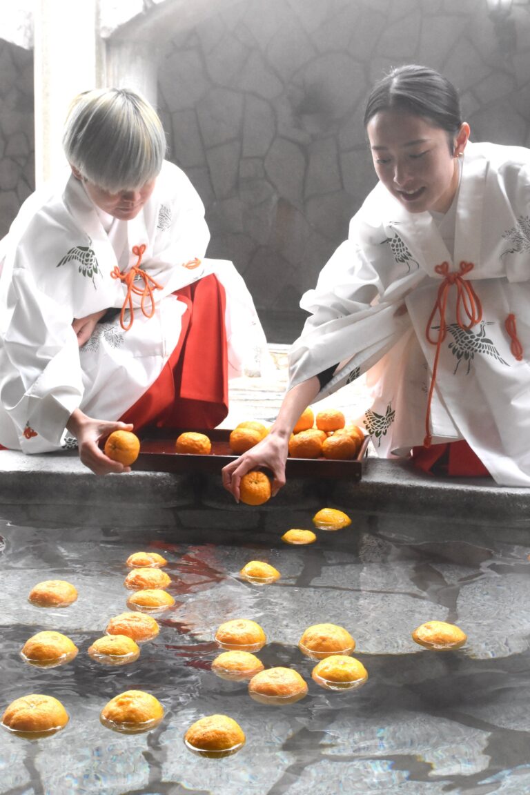 ゆずを浮かべる巫女＝岡山県美作市、湯郷鷺温泉館で