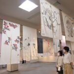 手描きのれんをはじめ趣深い作品が並ぶ会場=岡山県津山市で