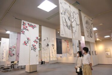 手描きのれんをはじめ趣深い作品が並ぶ会場=岡山県津山市で