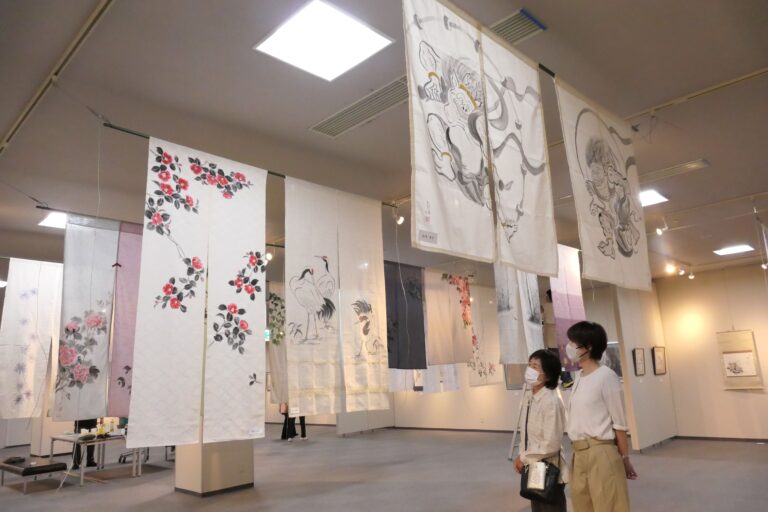 手描きのれんをはじめ趣深い作品が並ぶ会場=岡山県津山市で