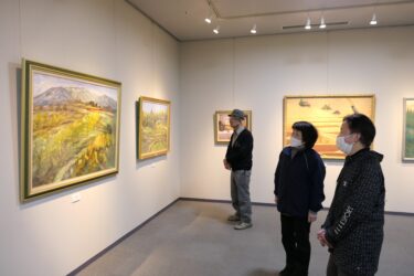 雄大な自然を描いた作品=岡山県津山市で