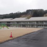 完成した柵原学園の外観=岡山県美咲町で