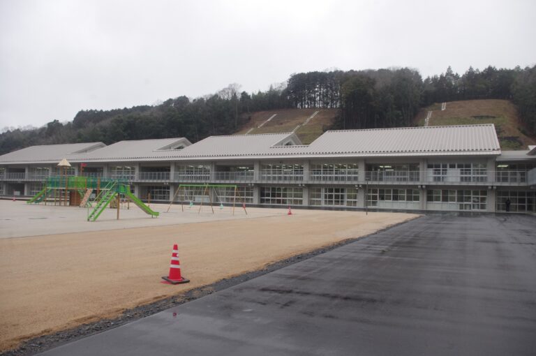 完成した柵原学園の外観=岡山県美咲町で