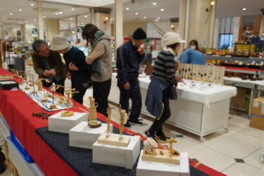 目当ての品を探し求める来店客ら=岡山県津山市で