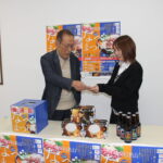 引いたくじを津山市観光協会職員に手渡す今村委員長