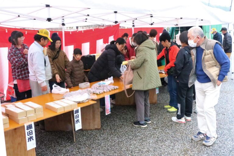 米やおむすびを買い求める人たち=岡山県久米南町で