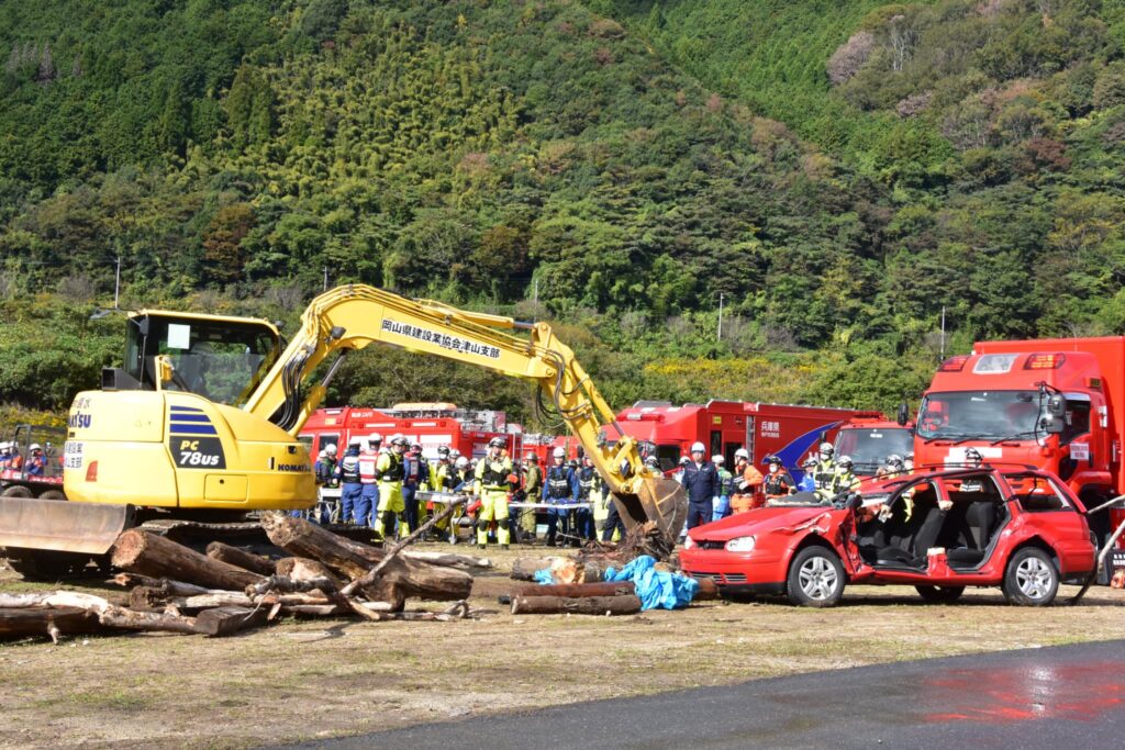 土砂災害救出訓練には岡山県建設業協会津山支部が参加してがれきなどを撤去