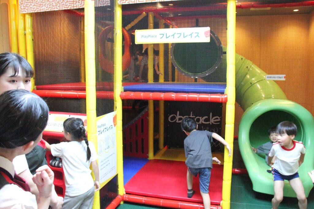 店内のプレイプレイスで楽しく遊ぶ林田保育園の園児たち