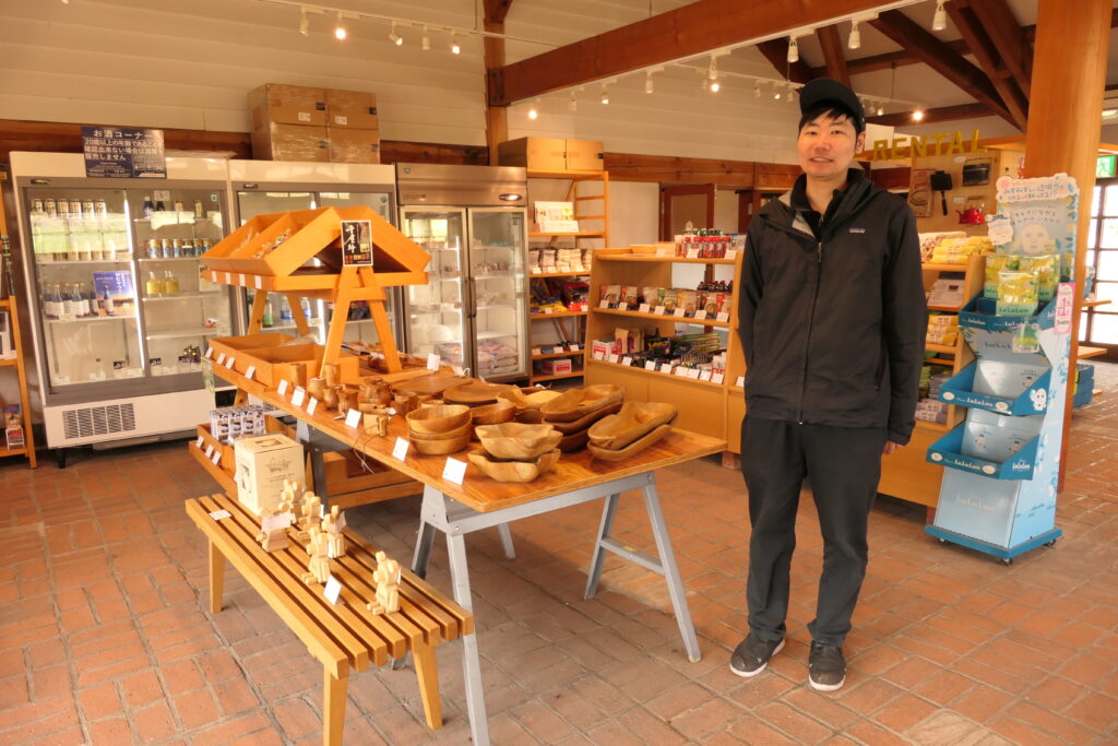 土産からアウトドア用品までそろえている売店