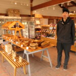 土産からアウトドア用品までそろえている売店