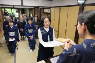 手織作州絣製造者の証書と木札を受け取る認定者=岡山県津山市で