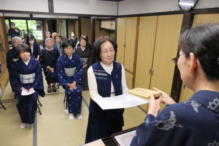 手織作州絣製造者の証書と木札を受け取る認定者=岡山県津山市で