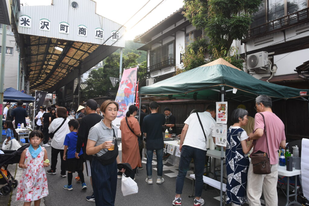 大にぎわいの米沢町商店街