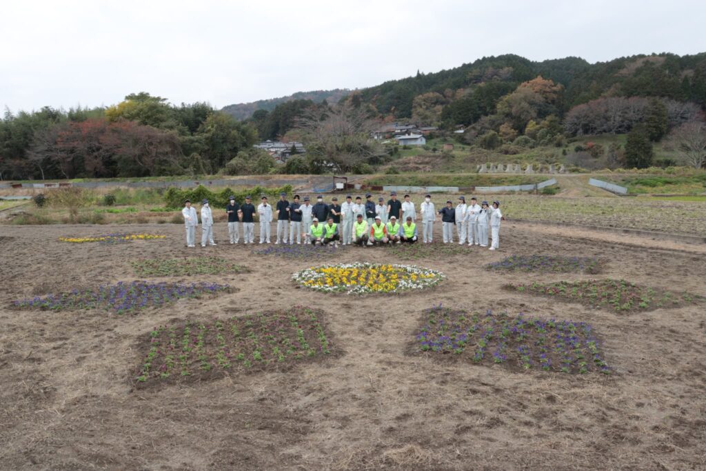 星型やひし形などの模様が目を引く生徒たち考案の花壇