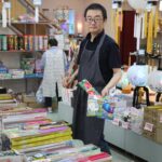 花火や盆提灯が並ぶ店内で、人気商品を紹介する店主の小坂謙一さん