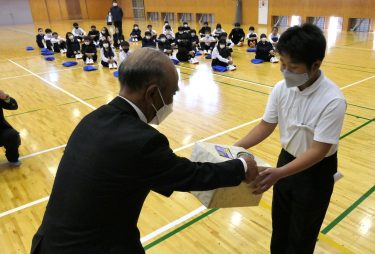 自転車用ワイヤー錠贈る　「二重の施錠心掛けて」　市民の会が中学１年生に／岡山・津山市